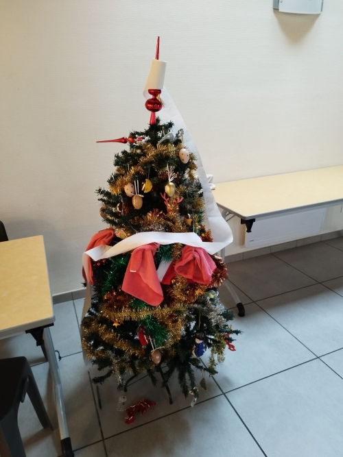 Les lutins redécorent le sapin
